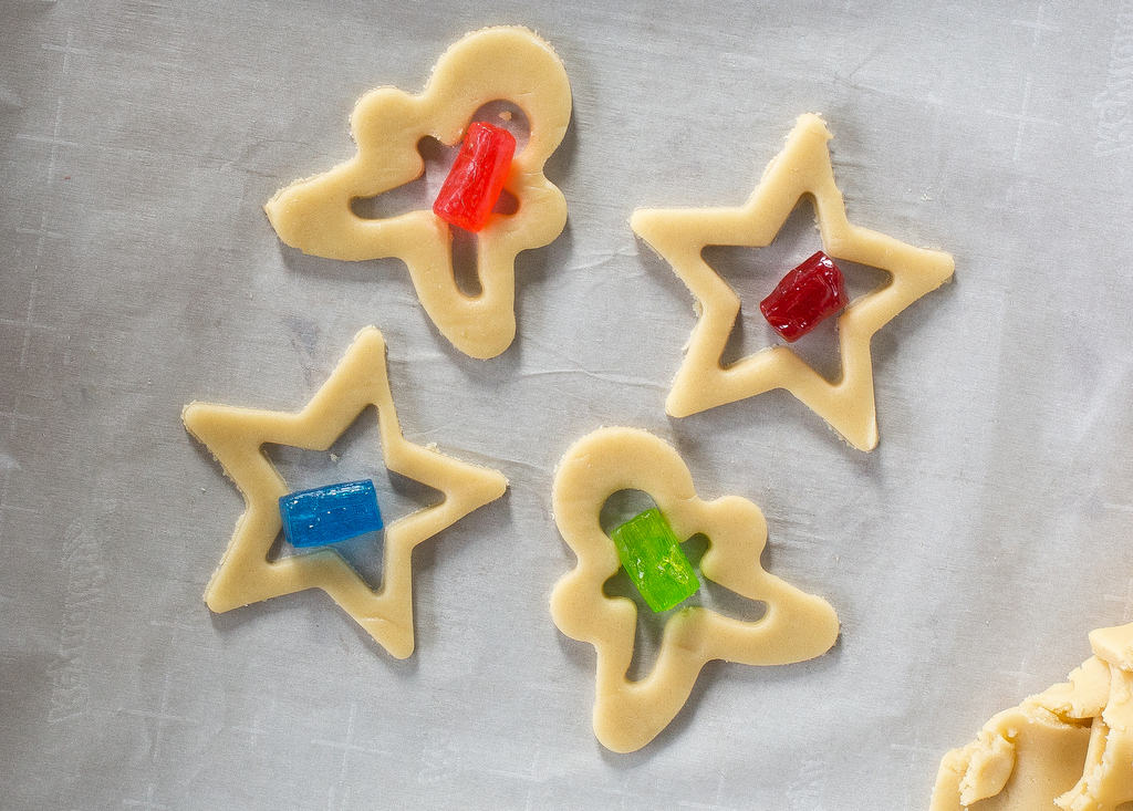 These Grinch Heart Cookies are magical little treats that you can make at Christmas with your kids. the-girl-who-ate-everything.com
