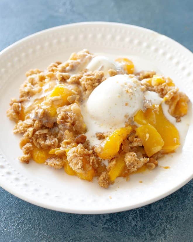 peach crisp with ice cream