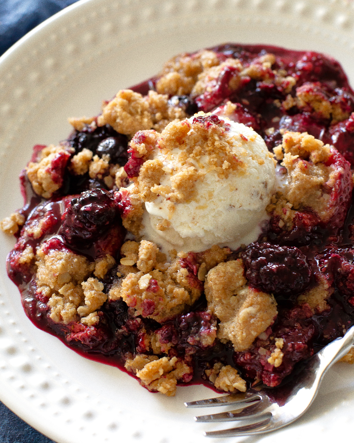 berry crumble with ice cream