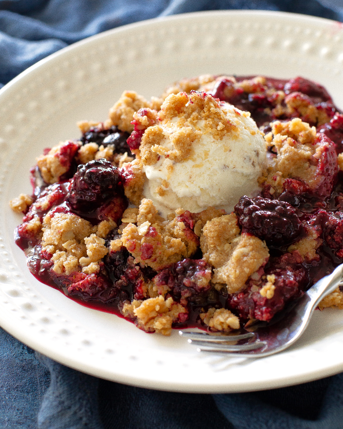 berry crumble with ice cream