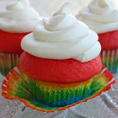 Rainbow Cupcakes - Easy and the kids love them! the-girl-who-ate-everything.com